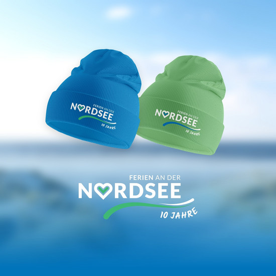 Blaue und grüne Mütze mit Logo "Ferien and der Nordsee"