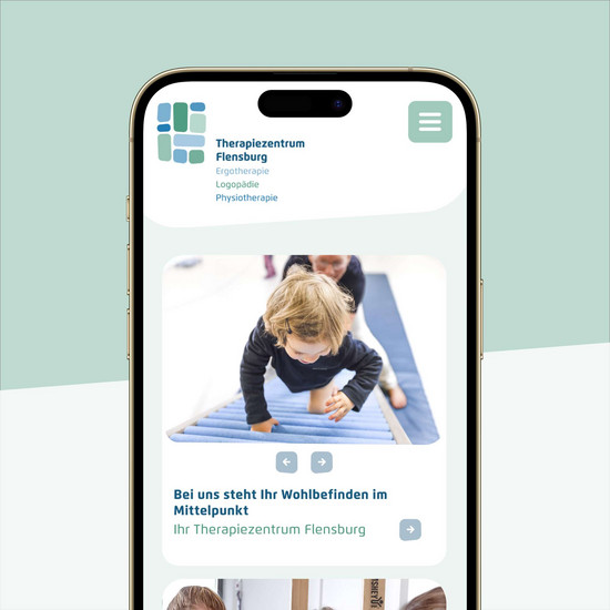 Zu sehen ist ein Handy, das die neue Internetseite des Therapiezentrums Flensburg in der mobilen Ansicht zeigt.