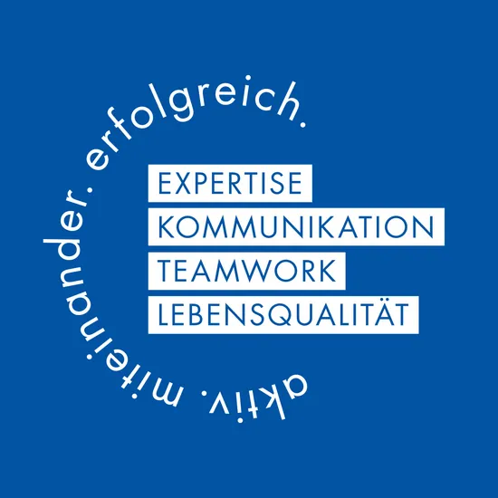 Weiße Kästen mit blauen Wörtern