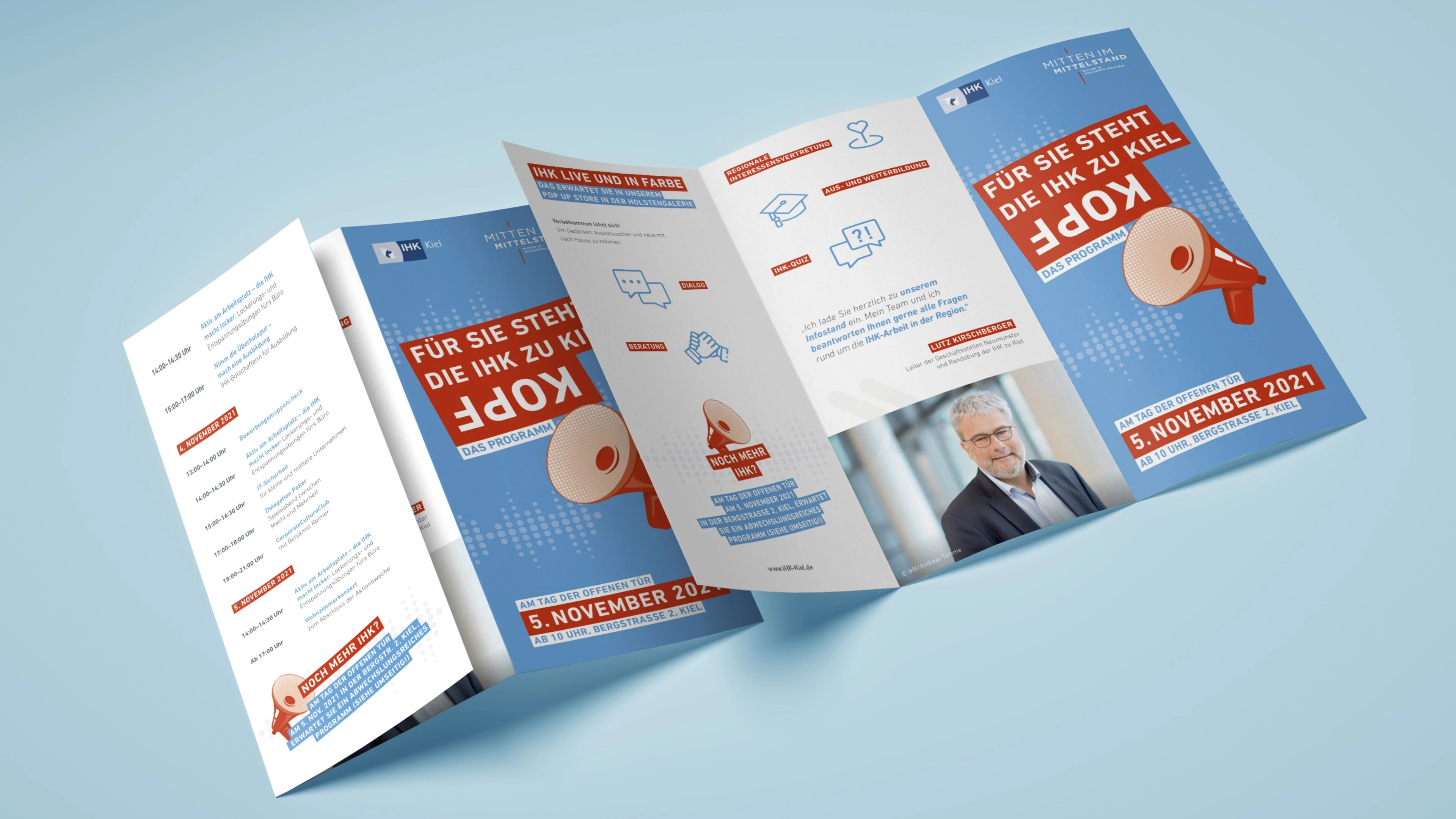 Aufgefaltete Flyer von IHK Kiel