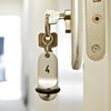 Ein Zimmerschlüssel hängt in einer Tür