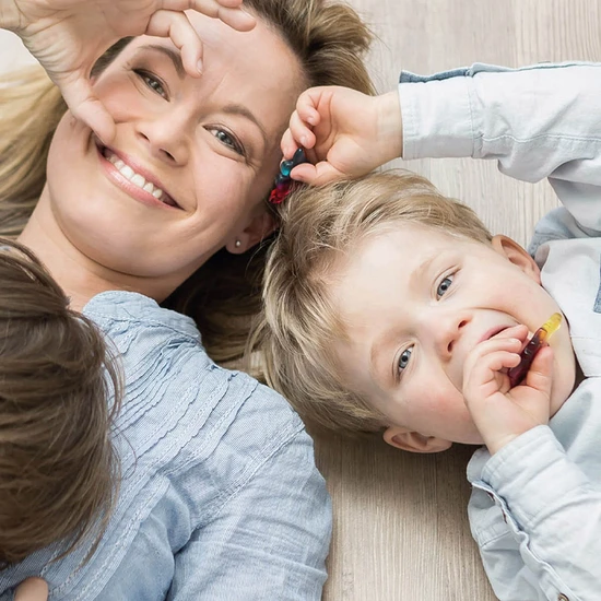 Familienporträt von Mutter und Kind