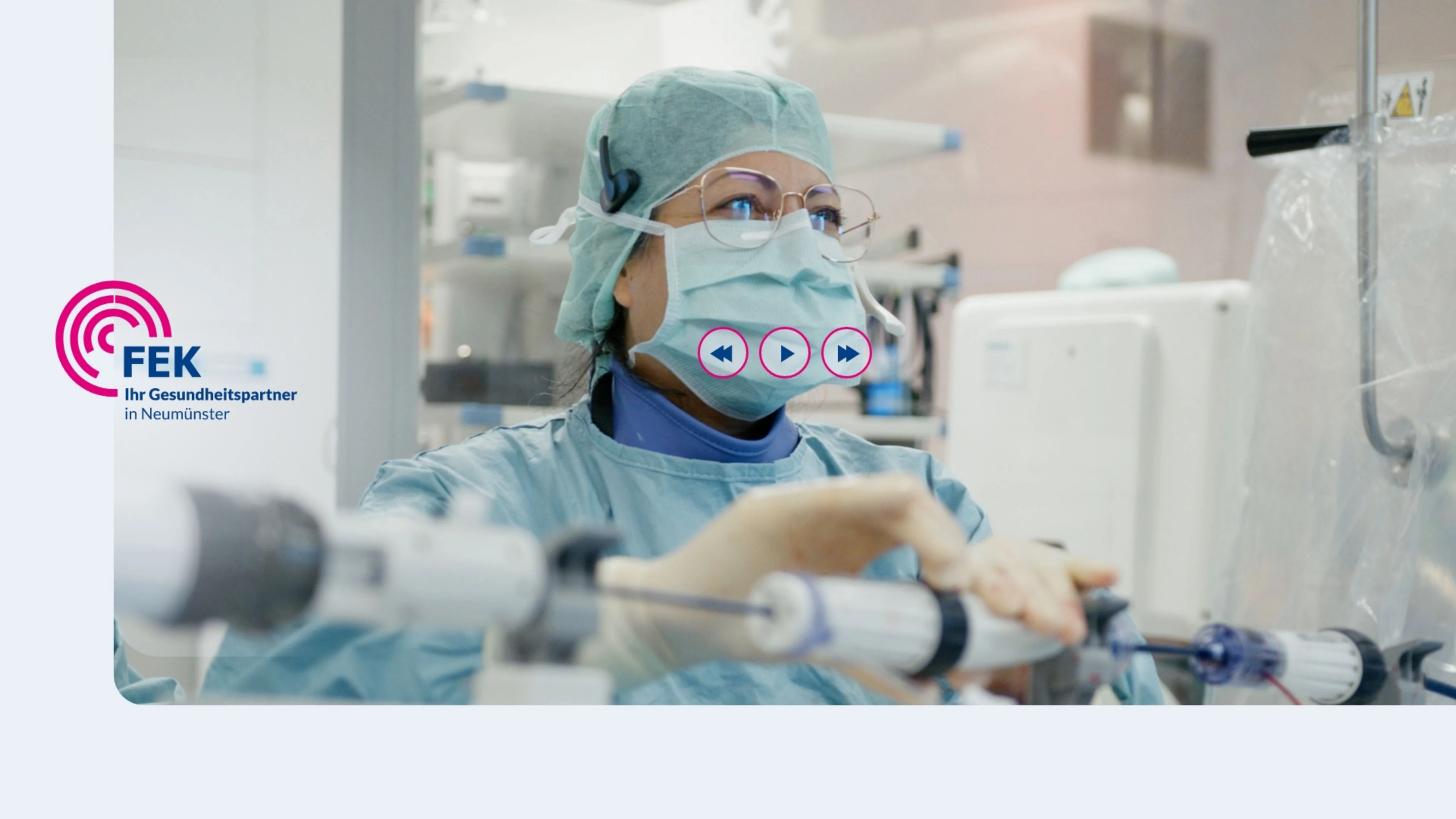 Foto einer Krankenhausangestellten in Schutzkleidung