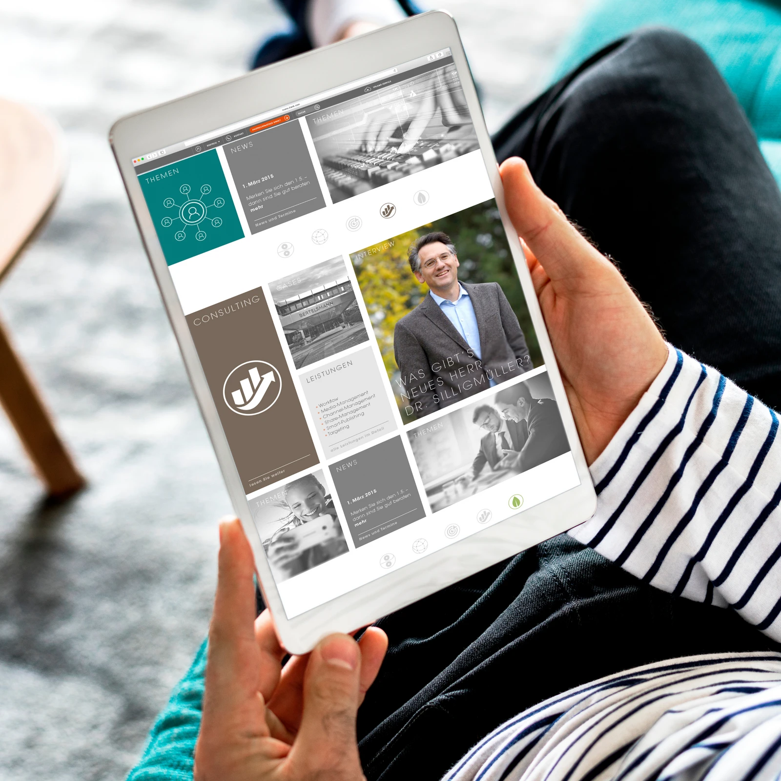 Person mit Ringelshirt hält Tablet, das Startseite eversfrank.com zeigt