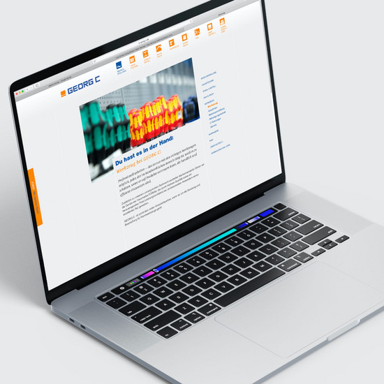 Georg C Homepage geöffnet auf einem Macbook