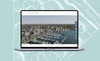Geöffneter Laptop mit Sonwik Yachthafen auf dem Bildschirm, Hintergrund: Zeichnungen von Pizzastück in Grüntönen