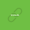 Weiße URL bruss.de auf grünem Hintergrund