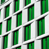 Ein Gebäude mit grünen Fenstern
