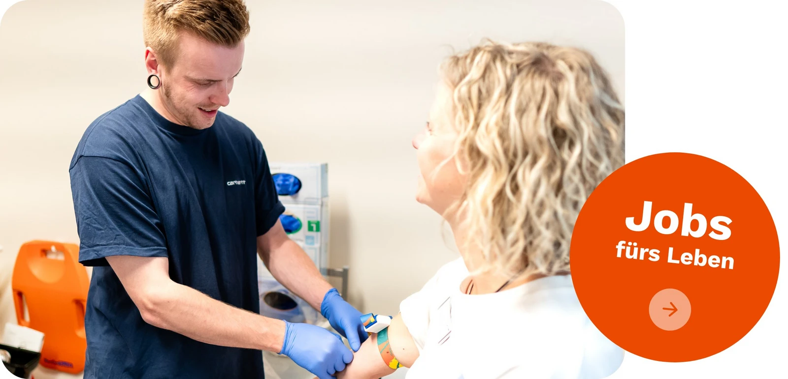 h2_diako_teaser_05.jpg Foto eines Angestellten, der eine Patientin versorgt