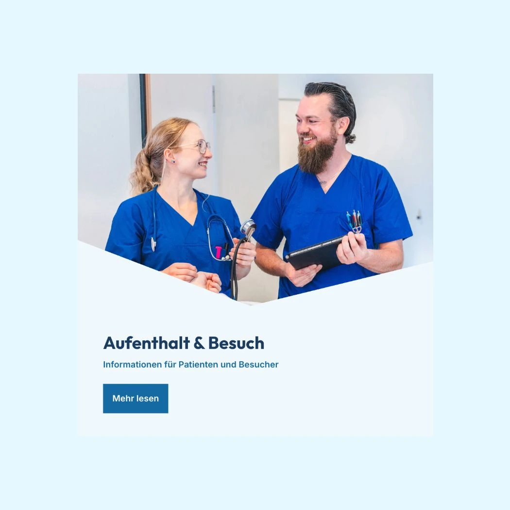 h2_elbek_teaser_03.jpg Zwei Angestellte der Elbe Kliniken und der Schriftzug Aufenthalt und Besuch Informationen für Patienten und Besucher