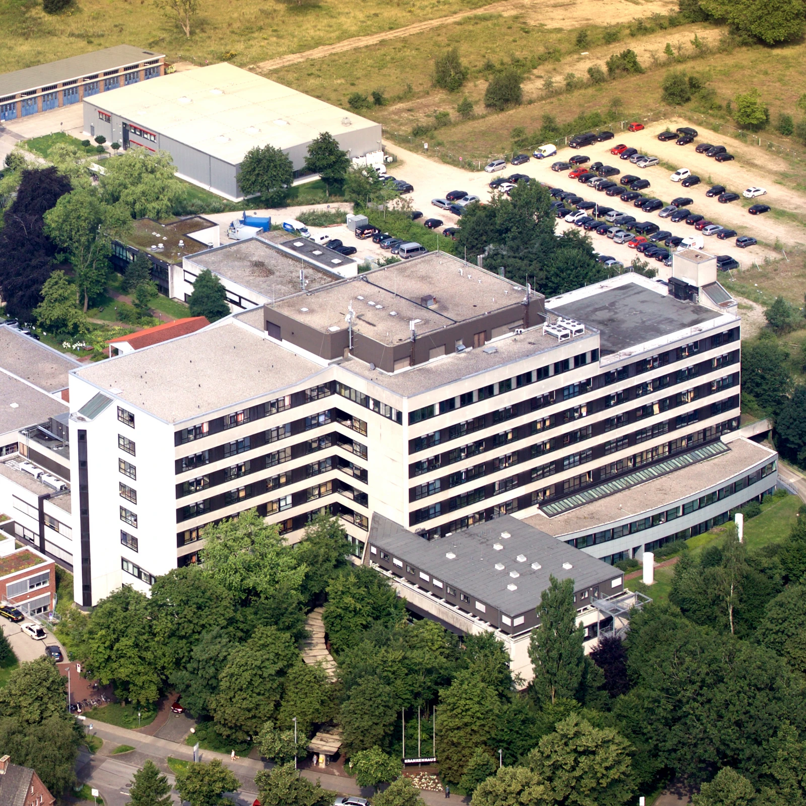 hochzwei_imland_teaser_09.jpg Luftbild eines großen weißen Gebäudes