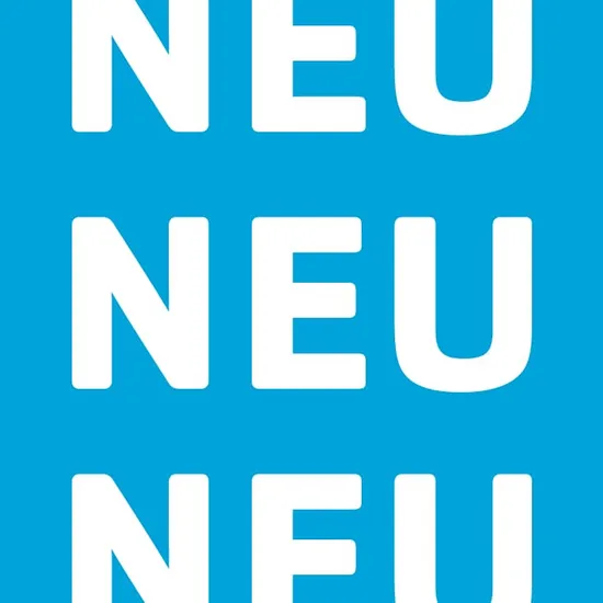 Drei Mal 'NEU' in weiß auf blau