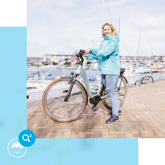 Mitarbeiterin fährt mit dem Fahrrad zur Arbeit