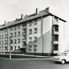 Alte Schwarz-weiß-Aufnahme eines vierstöckigen Wohnhauses