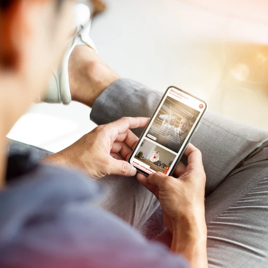 Frau surft auf dem Handy auf der Nospa website