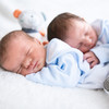 Nahaufnahme von zwei schlafenden Babys