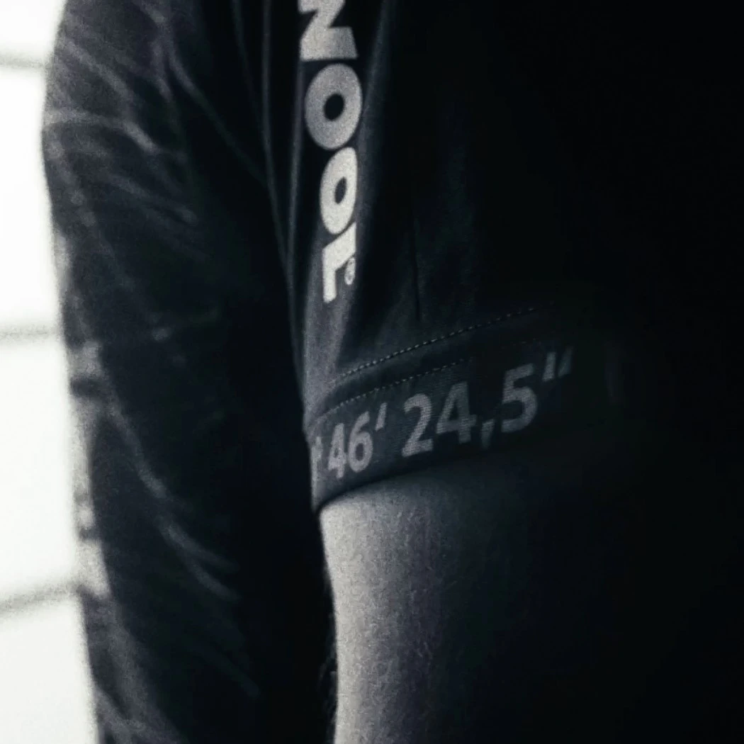 h2_sg_einlauftrailer_teaser_03.jpg Schwarz-weiß Nahaufnahme des Oberarms eines SG Spielers im Trikot