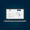 Laptop vor blauem Hintergrund zeigt Website von Borchardt & Co