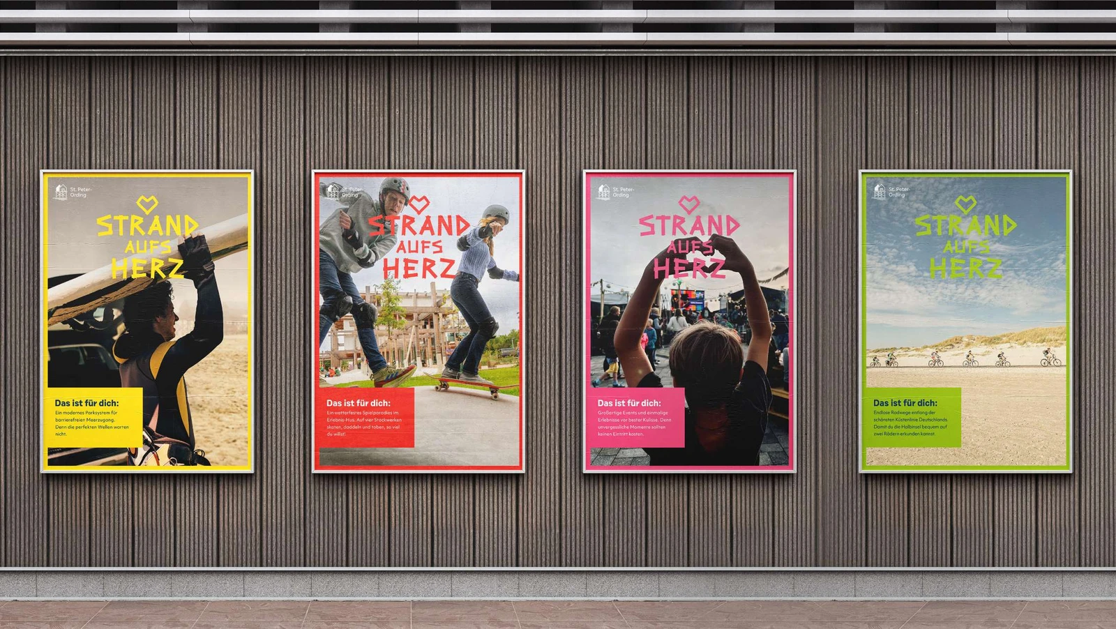 Vier Plakate von Strand aufs Herz an einer Wand