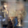 Theo Logo an Fensterscheibe