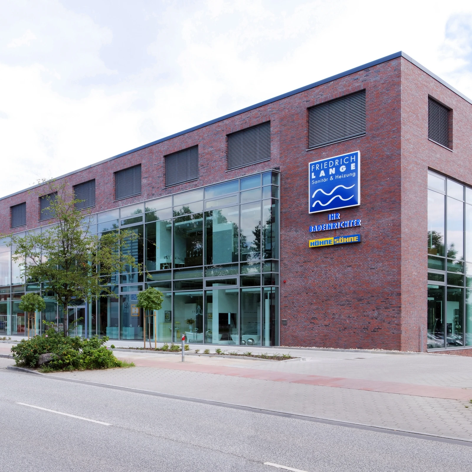 Rotes Backsteingebäude mit Glasfront von Friedrich Lange