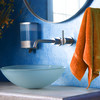 Ein blaues Waschbecken mit einem orangenem Handtuch daneben