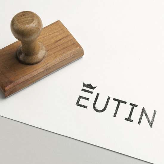 Holzstempel und Stempeldruck "EUTIN" auf Papier