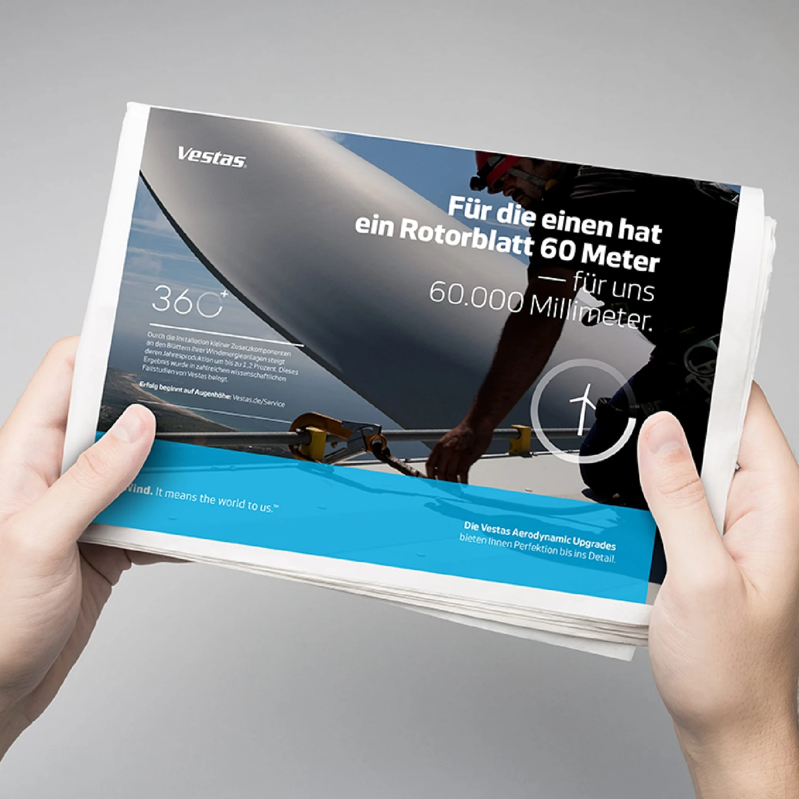 Hand hält einen Stapel an Vestas Flyer