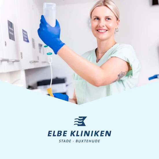 Foto einer medizinischen Fachangestellten, die eine Flasche mit einer Infusion hält. Daneben der Schriftzug Elbe Kliniken Stade Buxtehude.