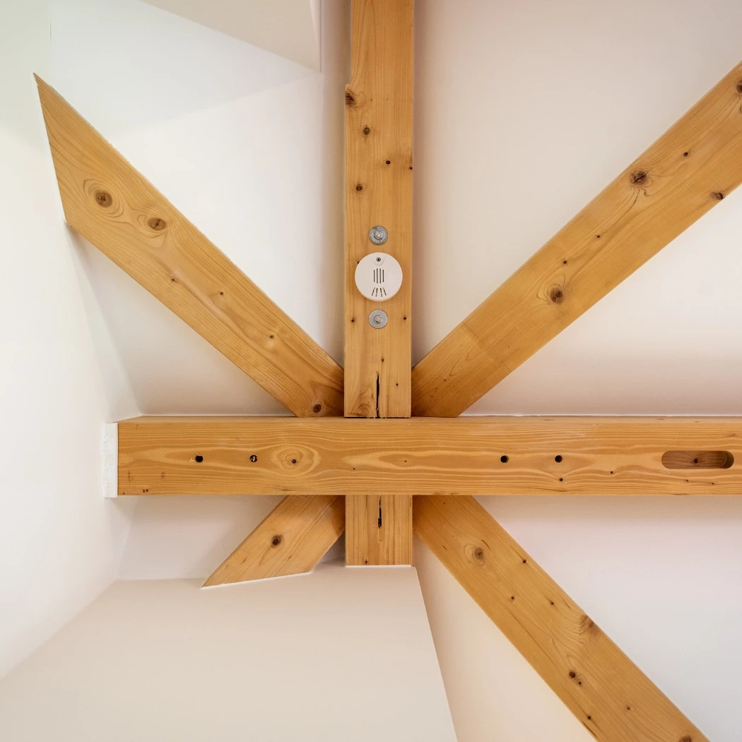 Überkreuzte Holzstreben in einem Haus
