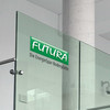 Glasscheibe mit dem Futura Logo drauf