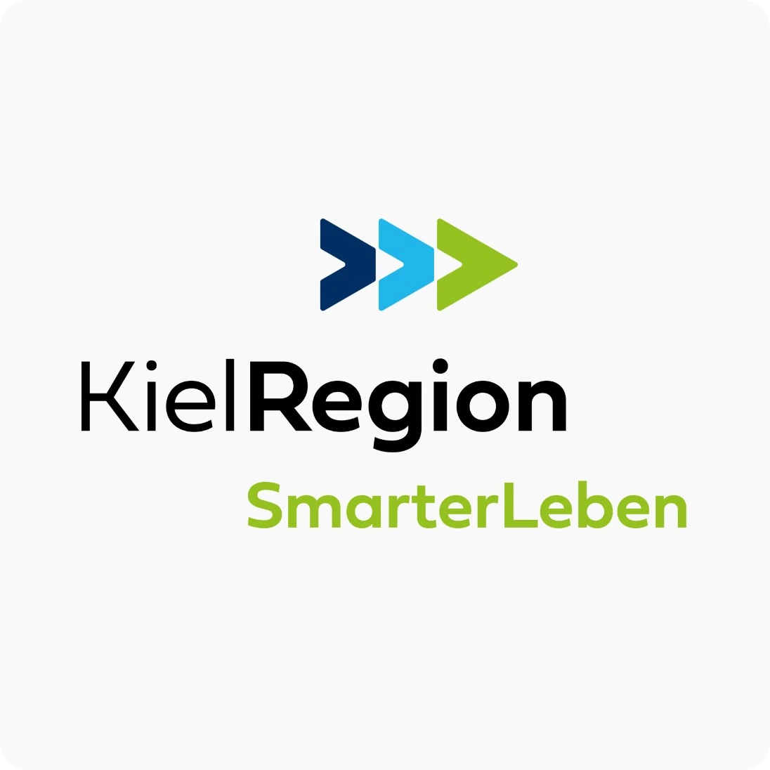 hochzwei_kielregion-handbuecher_teaser_01.jpg Schriftzug Kiel Region Smarter Leben mit drei nach rechts zeigenden Pfeilen darüber in den Farben dunkelblau, hellblau und grün