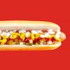Das rechte Endstück eines Hotdogs vor rotem Hintergrund