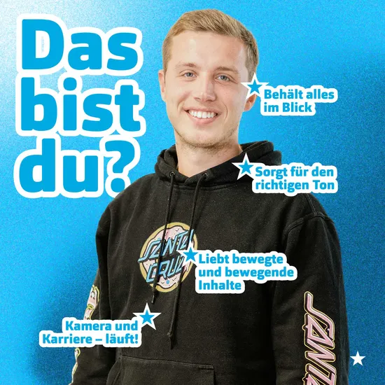 Blaue Grafik mit dem Bildausschnitt eines Kollegen von Hochzwei. Daneben der Text Das bist du? Behält alles im Blick, sorgt für den richtigen Ton, liebt bewegte und bewegende Inhalte, Kamera und Karriere läuft.