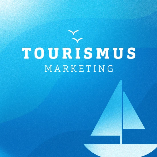 Erfolgreiches Tourismusmarketing Blaue Grafik mit einem hellen Segelboot und der Überschrift Tourismus-Marketing