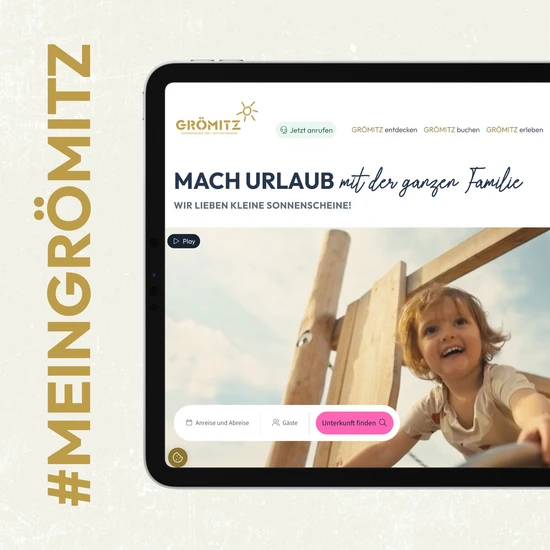 Konzept, Design, Text für Relaunch des Ostseebads Grömitz Ansicht eines Tablets mit der Ostseebad Grömitz Webseite darauf und dem Hashtag Mein Grömitz links an der Seite