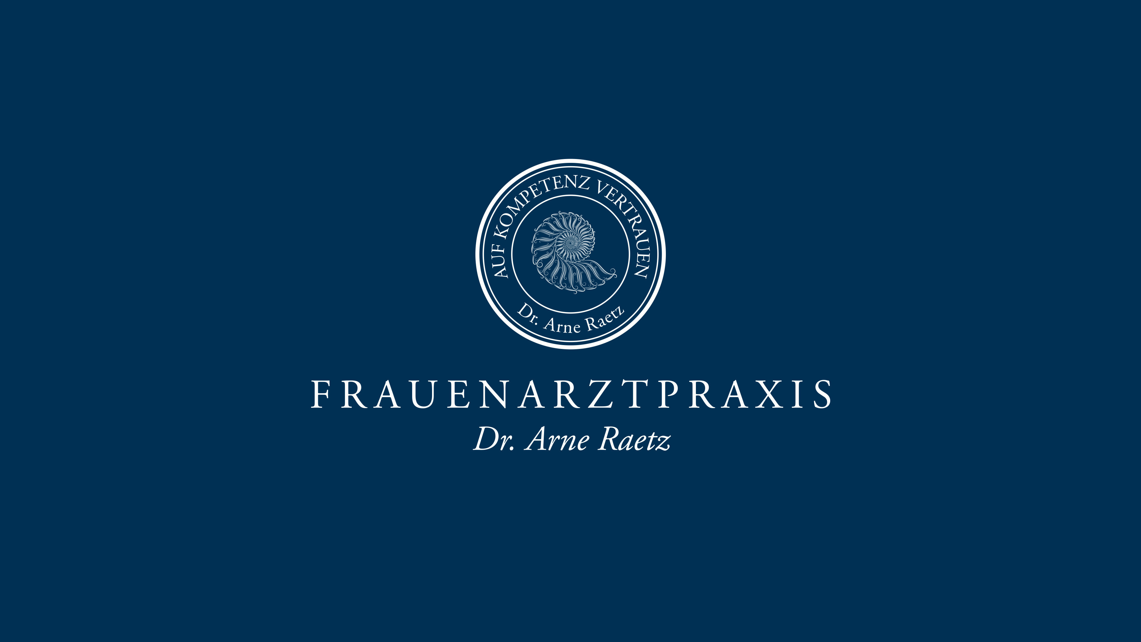 Logo und Text "Frauenarztpraxis Dr. Arne Raetz" vor dunkelblauem Hintergrund
