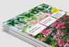 Gestapelte Kataloge mit Blumenprint