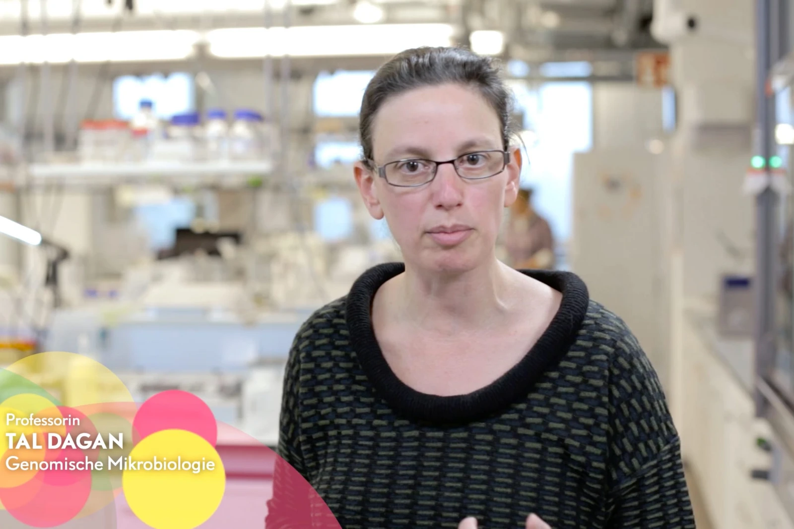 Eine Frau mit Brille, sie steht in einem Labor. Sie ist Professorin für genomische Mikrobiologie.