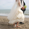 Hochzeitspaar tanzt am Strand