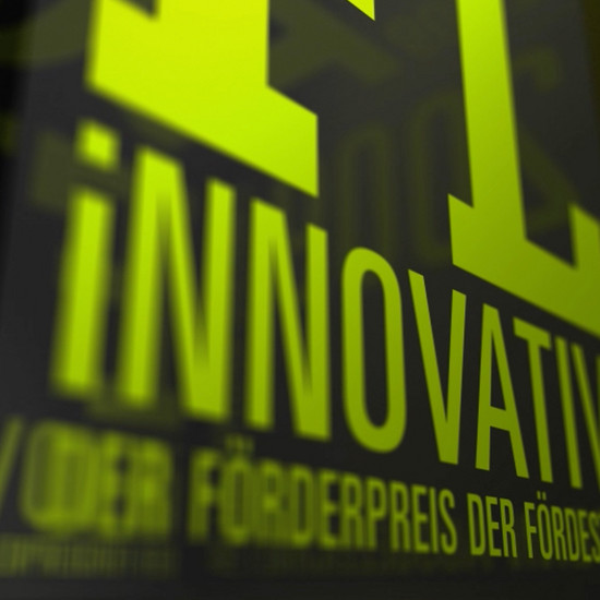 Unscharfer grüner Text "FL innovativ! Der Förderpreis der Fördestadt"