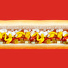 Mittelstück 2 eines mit Zwiebel- und Gurkenstücken sowie Senf belegten Hotdogs vor rotem Hintergrund