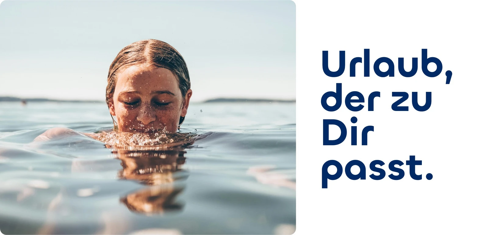Eine junge Frau die mit ihrem Kopf ins Wasser taucht