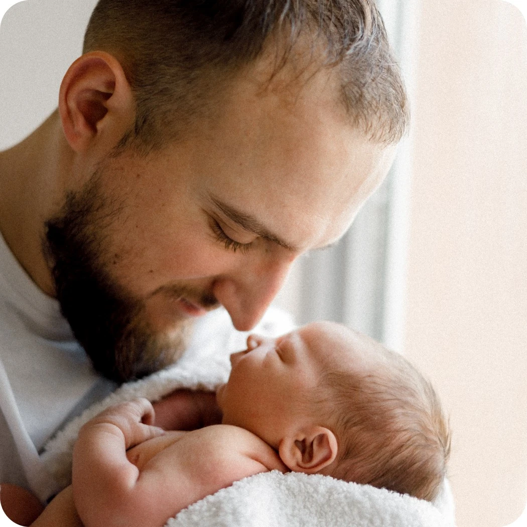 Ein Vater hält sein Kind im Arm