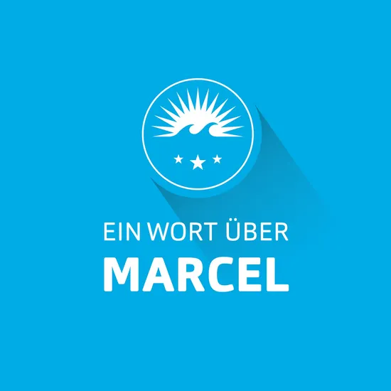 Blauer Hintergrund, davor eine weiße Aufschrift: Ein Wort über Marcel