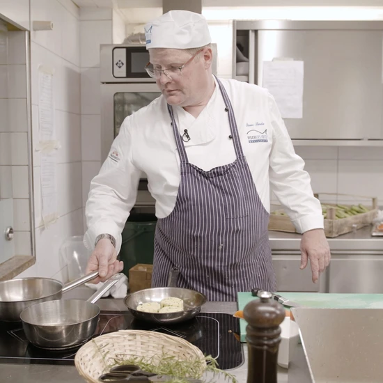 Pierre Binder steht am Herd