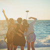 Drei Frauen am Strand machen ein Selfie