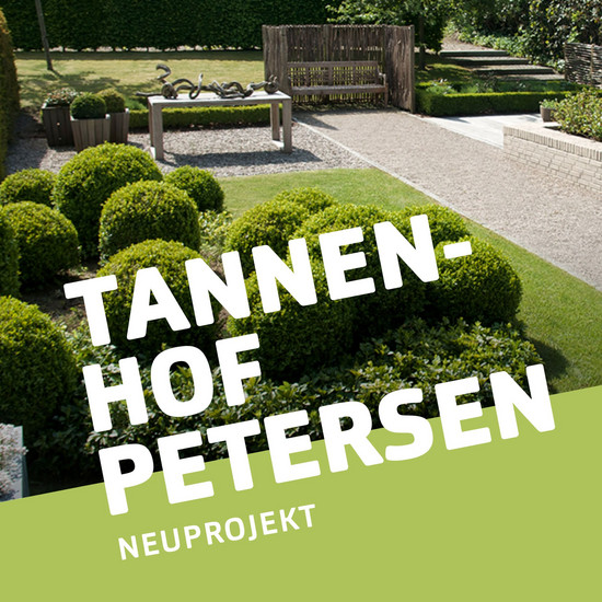 Neuprojekt: Tannenhof Petersen. Ein schön angelegter Park befindet sich im Hintergrund.