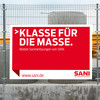 Rote Werbung von Sani an einem Zaun