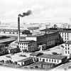 Alte schwarz-weiße Zeichnung einer Fabrik mit rauchendem Schornstein